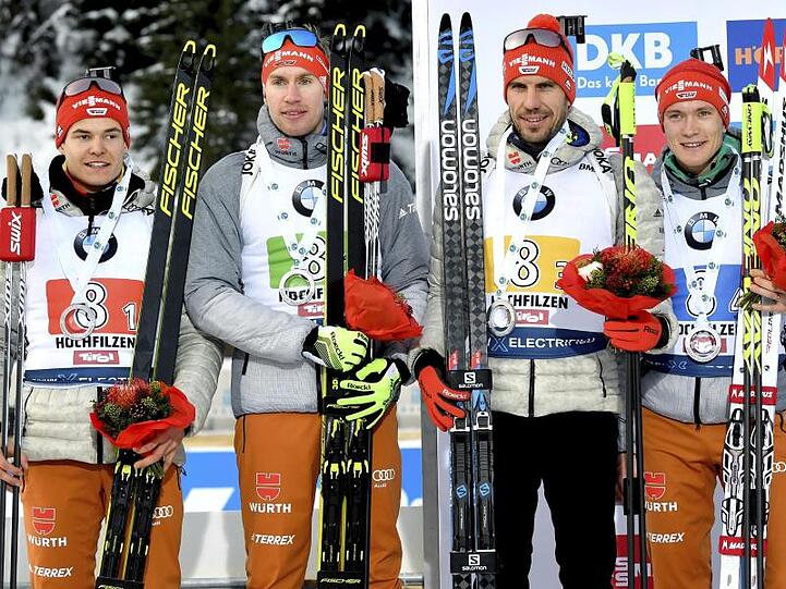 Die deutsche Staffel: Benedikt Doll (r-l), Arnd Peiffer, Johannes Kühn und Philipp Horn auf dem Podium.