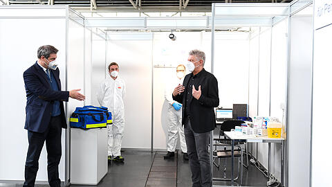 Markus Söder (l.) und Dieter Reiter (r.) im Münchner Impfzentrum.