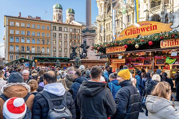 Viele Münchner beim Bummel über den Christkindlmarkt am Marienplatz. Viele Münchner beim Bummel über den Christkindlmarkt am Marienplatz.