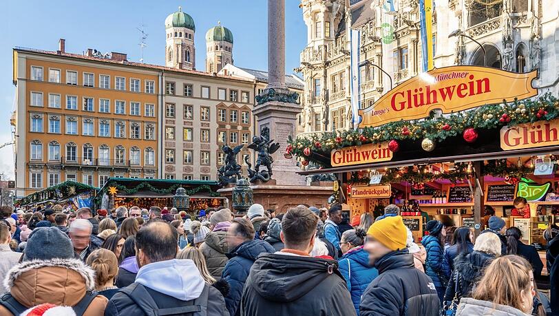 Viele Münchner beim Bummel über den Christkindlmarkt am Marienplatz. Viele Münchner beim Bummel über den Christkindlmarkt am Marienplatz.