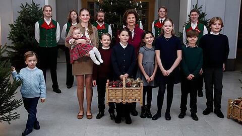 K&ouml;nigin Silvia von Schweden umgeben von ihrer neunk&ouml;pfigen Enkelschar.