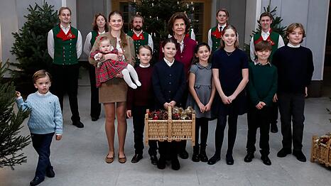 K&ouml;nigin Silvia von Schweden umgeben von ihrer neunk&ouml;pfigen Enkelschar.