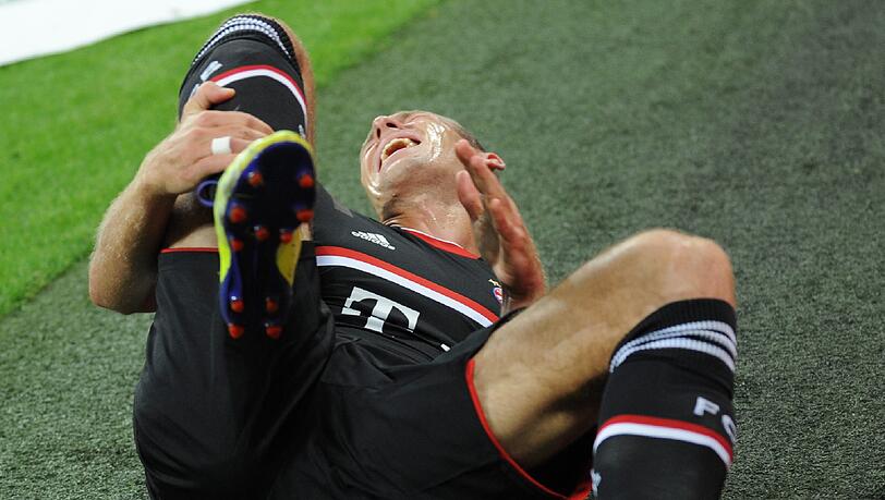 Der Schock in Minute 63: Arjen Robben bekommt nach einem Foul von Taye Taiwo einen Schlag auf die Wade, bleibt verletzt auf dem Rasen liegen. Der Schock in Minute 63: Arjen Robben bekommt nach einem Foul von Taye Taiwo einen Schlag auf die Wade, bleibt verletzt auf dem Rasen liegen.