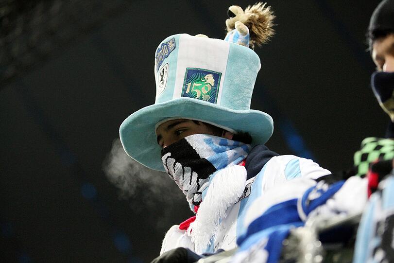 Minus elf Grad in der Allianz Arena, Fußball im Kühlschrank: 13.000 Fans des TSV 1860 München bibbern beim Heimspiel gegen Energie Cottbus: die Bilder