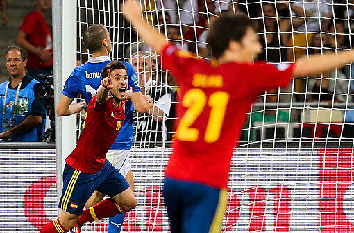 4:0! Spanien demütigt Italien und verteidigt in einem grandiosen Finale seinen Europameister-Titel. Torres wird EM-Torschützenkönig.