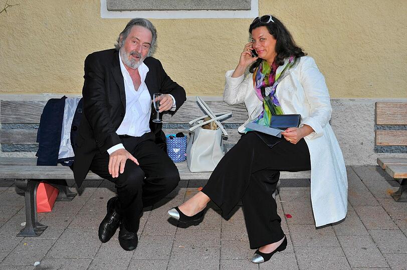 Helmut Dietl mit seiner Frau Tamara Duve vor dem Tegernseer Rathaus.