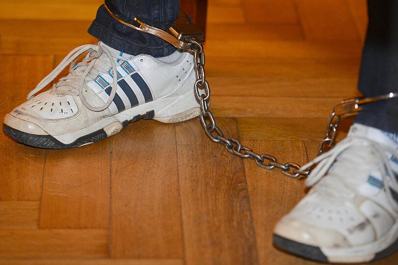 Enrico G. sitzt im Landgerichts Bayreuth und verbirgt das Gesicht hinter seiner Hand. Nachdem ihn eine Frau zurückgewiesen hatte, soll der Angeklagte mehrfach versucht haben, sie umzubringen.
