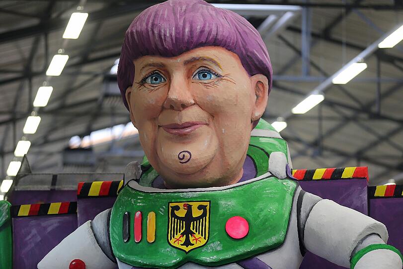 Der Motivwagen des Kölner Rosenmontagszuges zeigt Angela Merkel als "Intergalaktische Kanzlerin" dar. In Köln sind die Motivwagen für den Rosenmontagszug vorgestellt worden.