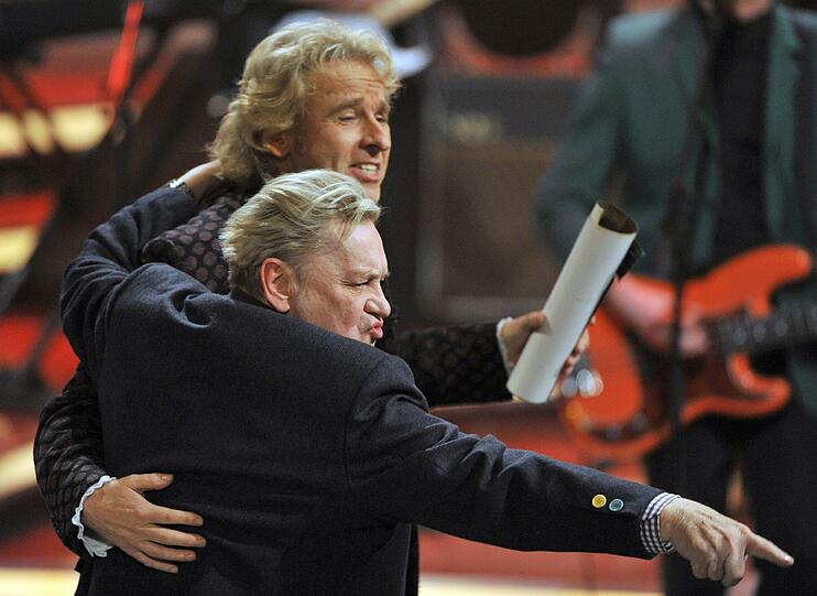 Auftritt bei Thomas Gottschalks 60. Geburtstag: Zu Gottschalks Show "My Swining Sixties" erscheint Helmut Berger offensichtlich stark betrunken. Er nuschelt, macht anzügliche Witze und fasst dem ehemaligen Eislaufstar Hans-Jürgen Bäumler (68) in den Schritt.