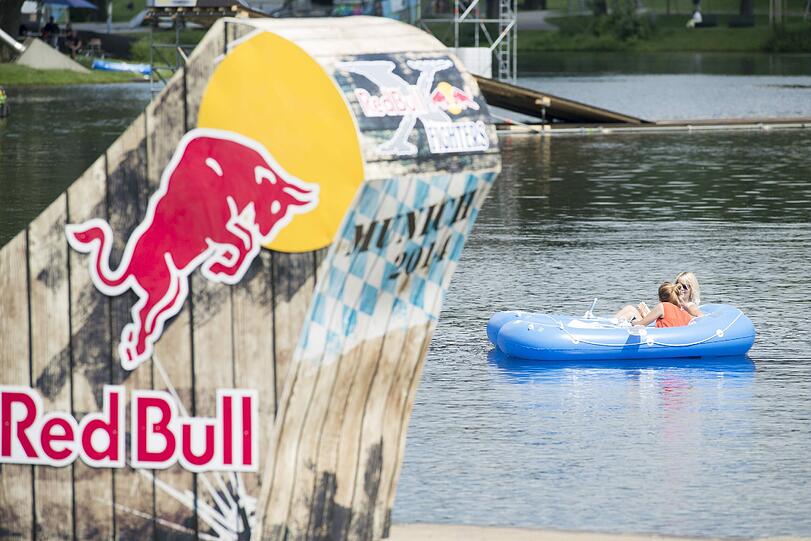 Waghalsige Jumps und das über Wasser. Die Bilder vom Training der X-Fighters auf dem Olympiasee.