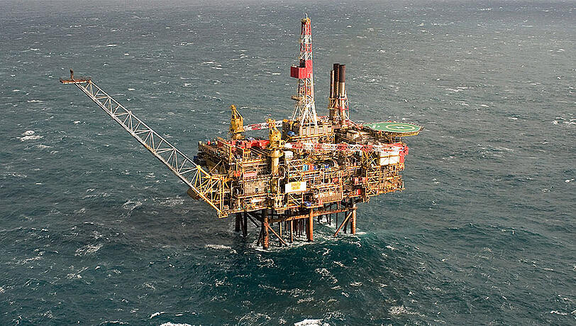 Benzin und Heizöl werden wieder teurer. Bild: Die Ölplattform Gannet Alpha in der Nordsee. Benzin und Heizöl werden wieder teurer. Bild: Die Ölplattform Gannet Alpha in der Nordsee.