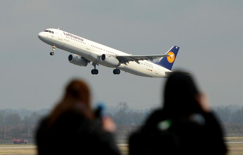 Mit einer Sondermaschine brachte die Lufthansa Angehörige der Absturz-Opfer am Donnerstagvormittag nach Marseille.