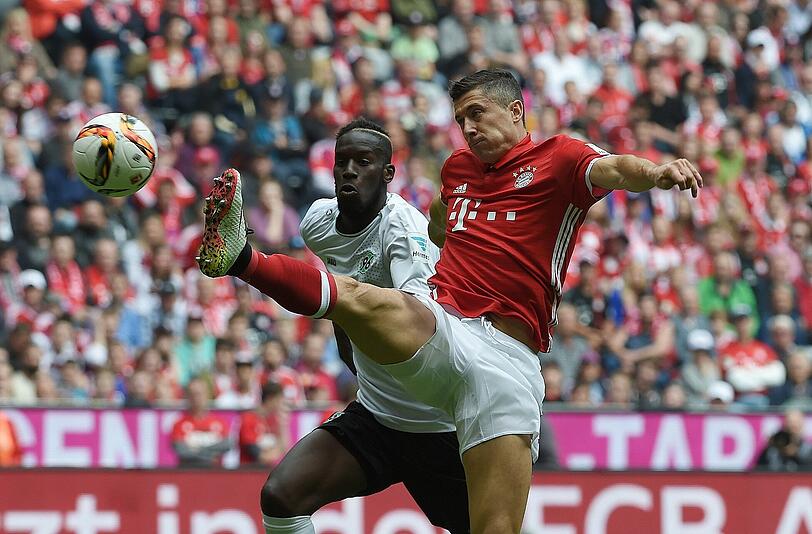 Robert Lewandowski, Note 1: Der beste Stürmer seit 39 Jahren in der Bundesliga! Mit seinem 30. Saisontor, einem Abstauber (12.), sicherte sich der Pole auch die Torjägerkanone. Zum letzten Mal hatte 1977 ein Spieler die 30er-Marke geknackt: Dieter Müller traf damals 34 Mal für den 1. FC Köln.