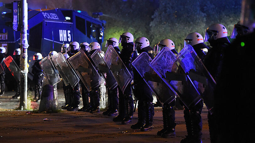 Gegen Mitternacht greift die Polizei dann ein &ndash; mit Wasserwerfern und Tränengas ging man gegen die Linksextremen vor.