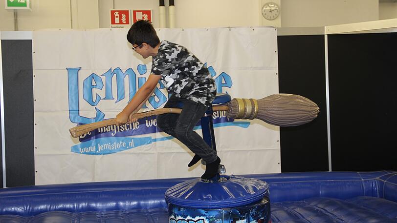 Statt "Bullriding" gibts auf der Comic Con "Besenreiten".