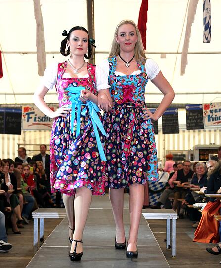 Trachtenmodenschau auf dem 27. Haderner Dorffest. Die Bilder.
