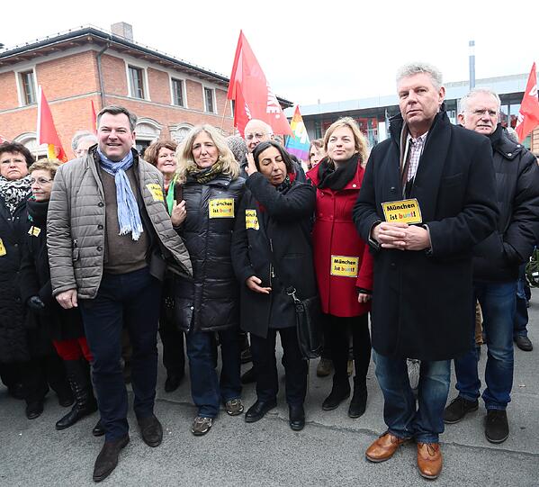 Auch Josef Schmid (CSU), Sabine Nallinger (Grüne) und Dieter Reiter (SPD) waren dabei. Sie nahmen die Grünen-Politikerinnen Gülseren Demirel und Katharina Schulze in ihre Mitte.