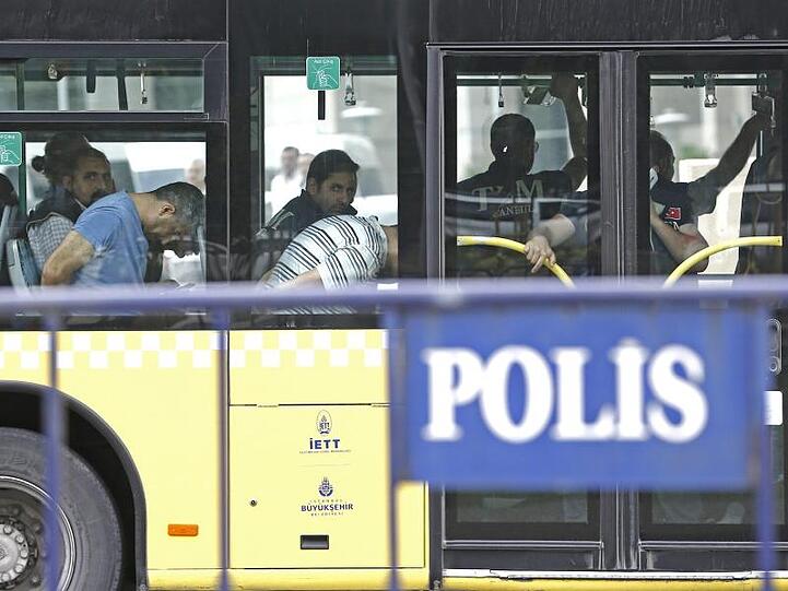 Festgenommene Soldaten werden nach dem Putschversuch zu einem Istanbuler Gericht gebracht.