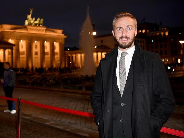 Jan Böhmermann hat Kanzlerin Angela Merkel wegen ihrer kritischen Einschätzung seines "Schmähgedichts" auf den türkischen Präsidenten Recep Tayyip Erdogan verklagt.