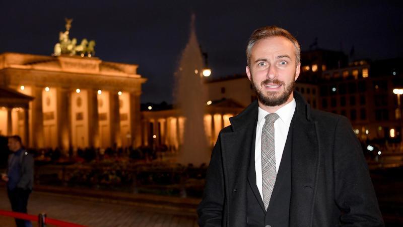 Jan Böhmermann hat Kanzlerin Angela Merkel wegen ihrer kritischen Einschätzung seines "Schmähgedichts" auf den türkischen Präsidenten Recep Tayyip Erdogan verklagt. Jan Böhmermann hat Kanzlerin Angela Merkel wegen ihrer kritischen Einschätzung seines "Schmähgedichts" auf den türkischen Präsidenten Recep Tayyip Erdogan verklagt.