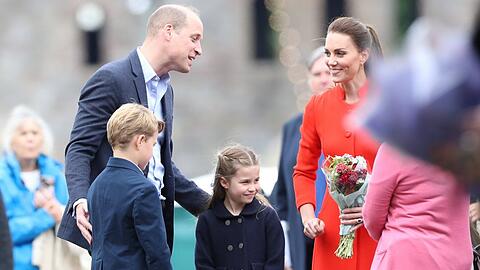 Prinz William und Herzogin Kate mit ihren Kindern George und Charlotte in Cardiff.