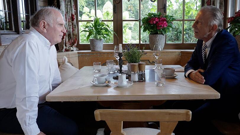 Erstes Treffen seit Jahren: In der Doku begegnet Christoph Daum (re.) seinem ehemaligen Widersacher Uli Hoeneß.