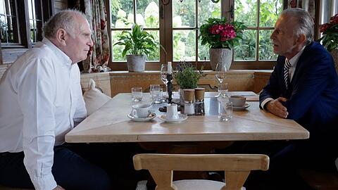 Erstes Treffen seit Jahren: In der Doku begegnet Christoph Daum (re.) seinem ehemaligen Widersacher Uli Hoeneß.