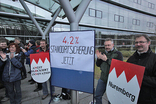 Angst blockiert Innovationen: Die 600 Mitarbeiter von Alcatel-Lucent in Nürnberg demonstrierten gestern für den Erhalt des Standorts im Nordostpark.