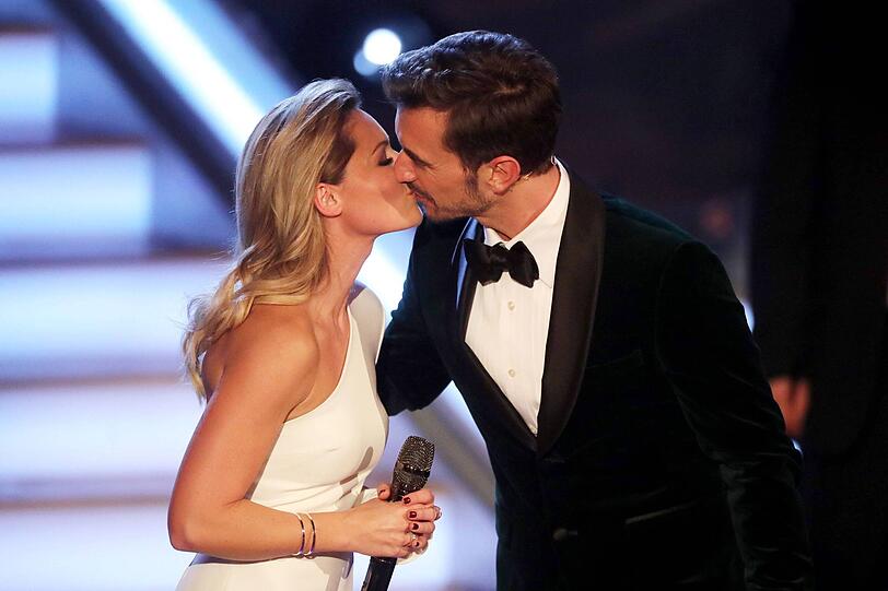 Vertrauter Kuss zwischen Florian Silbereisen und Helene Fischer. Die beiden bildeten das "Traumpaar des Schlagers". Vertrauter Kuss zwischen Florian Silbereisen und Helene Fischer. Die beiden bildeten das "Traumpaar des Schlagers".