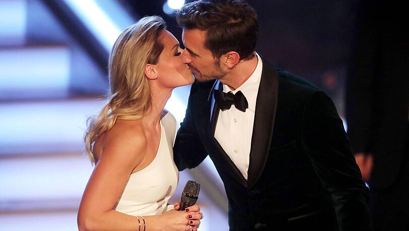 Vertrauter Kuss zwischen Florian Silbereisen und Helene Fischer. Die beiden bildeten das "Traumpaar des Schlagers". Vertrauter Kuss zwischen Florian Silbereisen und Helene Fischer. Die beiden bildeten das "Traumpaar des Schlagers".