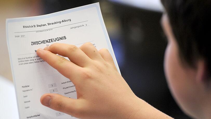 Viele Kinder und Jugendliche bekommen vor den Faschingsferien ihr Zwischenzeugnis. (Symbolbild)