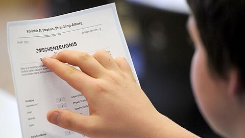 Viele Kinder und Jugendliche bekommen vor den Faschingsferien ihr Zwischenzeugnis. (Symbolbild)