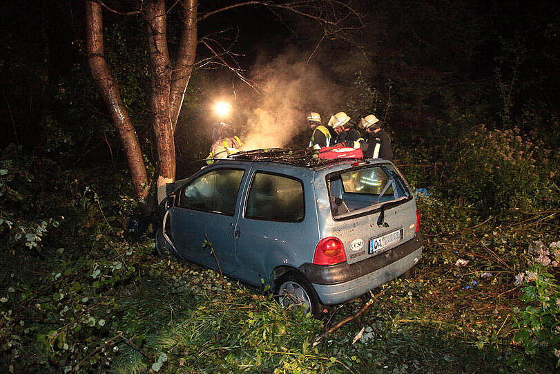 Heftiger Crash im Großhaager Forst: Ein 26-Jähriger kommt von der Fahrbahn ab und prallt gegen einen Baum