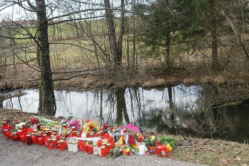 Freunde und Verwandte haben Kerzen, Blumen und einen kleinen Teddy am Unfallort abgelegt. Auch ein Foto der besten Freundinnen steht am Unglücksort.