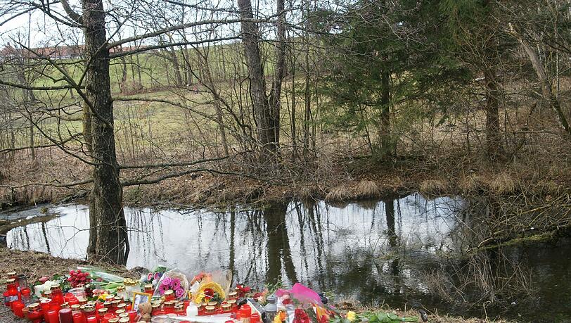 Freunde und Verwandte haben Kerzen, Blumen und einen kleinen Teddy am Unfallort abgelegt. Auch ein Foto der besten Freundinnen steht am Unglücksort. Freunde und Verwandte haben Kerzen, Blumen und einen kleinen Teddy am Unfallort abgelegt. Auch ein Foto der besten Freundinnen steht am Unglücksort.