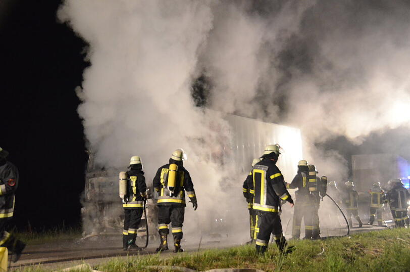 Als die Feuerwehr ankam um den Brand zu löschen, stand das Fahrzeug bereits vollständig in Flammen. Die Bilder von der Löschaktion.