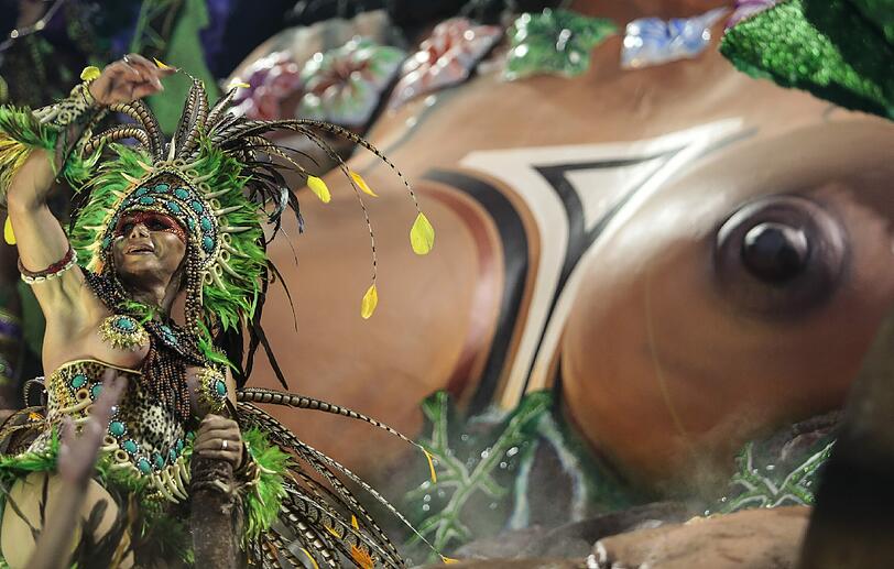 Ziemlich bunt, ziemlich heiß und ziemlich nackt: Beim Sambodromo tobt der brasilianische Karneval bei Temperaturen von über 30 Grad. Die Bilder.
