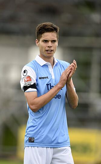 Julian Weigl: Im letzten Halbjahr kam Julian Weigl unter dem damaligen Chefcoach Friedhelm Funkel erstmals bei den Profis zum Einsatz, nach dieser Vorbereitung könnte der Spieler zum nächsten 1860-Star werden. Trotz großer Konkurrenz konnte sich Weigl im Mittelfeld durchsetzen. Coach Moniz gibt dem Bad Aiblinger jetzt sogar die Chance, Kapitän zu werden. Bei den Testspielen durfte der 18-Jährige bereits mit der Binde auflaufen, am kommenden Wochenende wird der Trainer seine definitive Entscheidung bekanntgeben. (Kapitän-)Sein oder Nichtsein, das ist hier die Frage.