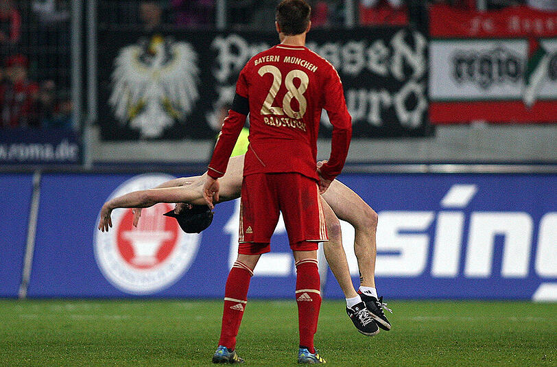 An diesen Anblick muss sich Holger Badstuber wohl erst noch gewöhnen. Ein nackter Flitzer übt sich im Bodenturnen.