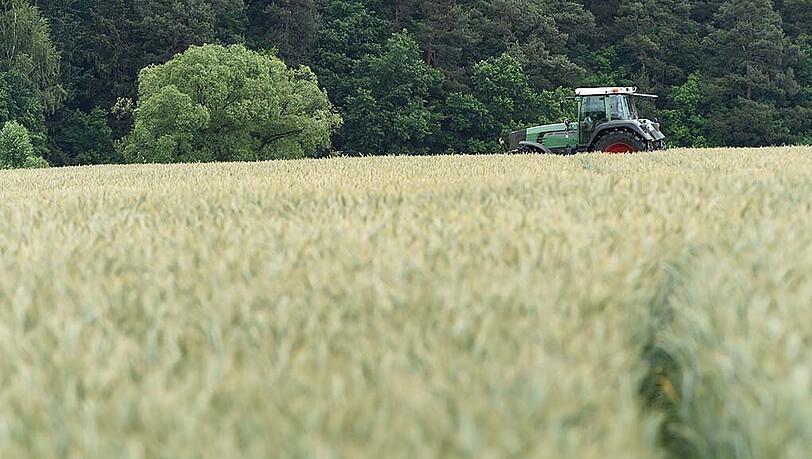 Ein 84-jähriger Mann fuhr mit seinem Traktor in einen Weiher und starb. Die Umstände sind noch unklar. (Archivbild) Ein 84-jähriger Mann fuhr mit seinem Traktor in einen Weiher und starb. Die Umstände sind noch unklar. (Archivbild)