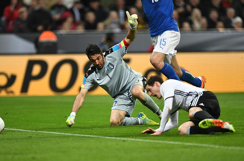 Italiens Keeper Gianluigi Buffon holt Sebastian Rudy von den Beinen - der Schiri pfeift, lässt die Rote Karte aber stecken.