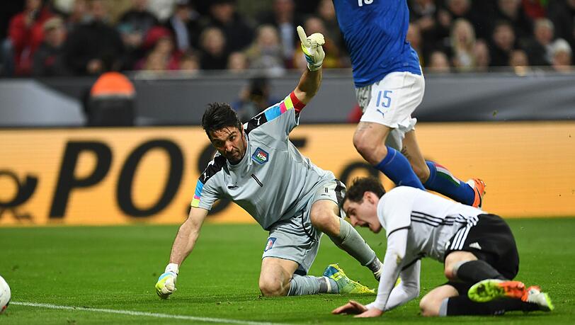 Italiens Keeper Gianluigi Buffon holt Sebastian Rudy von den Beinen - der Schiri pfeift, lässt die Rote Karte aber stecken. Italiens Keeper Gianluigi Buffon holt Sebastian Rudy von den Beinen - der Schiri pfeift, lässt die Rote Karte aber stecken.