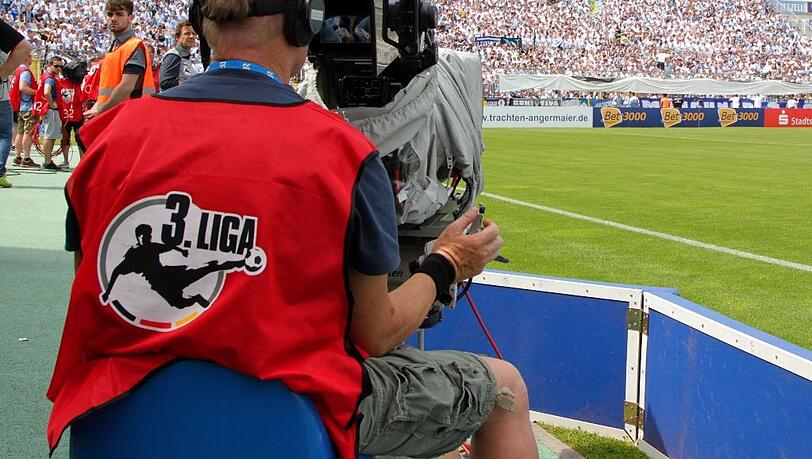 Das Bayerische Fernsehen zeigt wieder Livefußball aus der 3. Liga: KFC Uerdingen gegen TSV 1860. (Symbolbild) Das Bayerische Fernsehen zeigt wieder Livefußball aus der 3. Liga: KFC Uerdingen gegen TSV 1860. (Symbolbild)