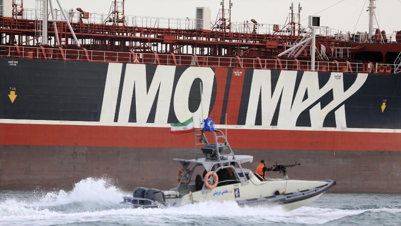 Ein Schnellboot der iranischen Revolutionsgarden umkreist den unter britischer Flagge fahrenden Öltanker "Stena Impero" in der Straße von Hormus. Ein Schnellboot der iranischen Revolutionsgarden umkreist den unter britischer Flagge fahrenden Öltanker "Stena Impero" in der Straße von Hormus.
