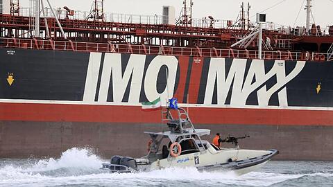 Ein Schnellboot der iranischen Revolutionsgarden umkreist den unter britischer Flagge fahrenden Öltanker "Stena Impero" in der Straße von Hormus.