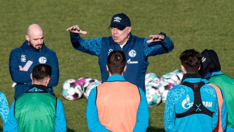 Der FC Schalke 04 erhofft sich vom neuen Trainer Christian Gross (M.) den Aufschwung.