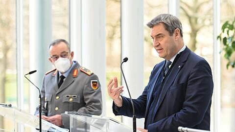 Markus Söder (CSU, r.), bayerischer Ministerpräsident und Generalmajor Carsten Breuer, Leiter des Corona-Krisenstabs.