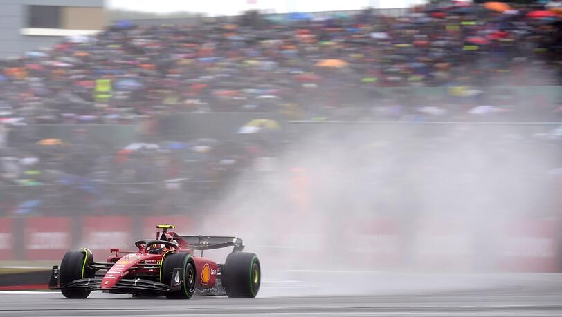 Sichert sich im Regen von Silverstone die Pole Position: Der Spanier Carlos Sainz Jr. im Ferrari auf der Strecke.