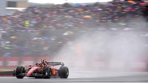 Sichert sich im Regen von Silverstone die Pole Position: Der Spanier Carlos Sainz Jr. im Ferrari auf der Strecke.