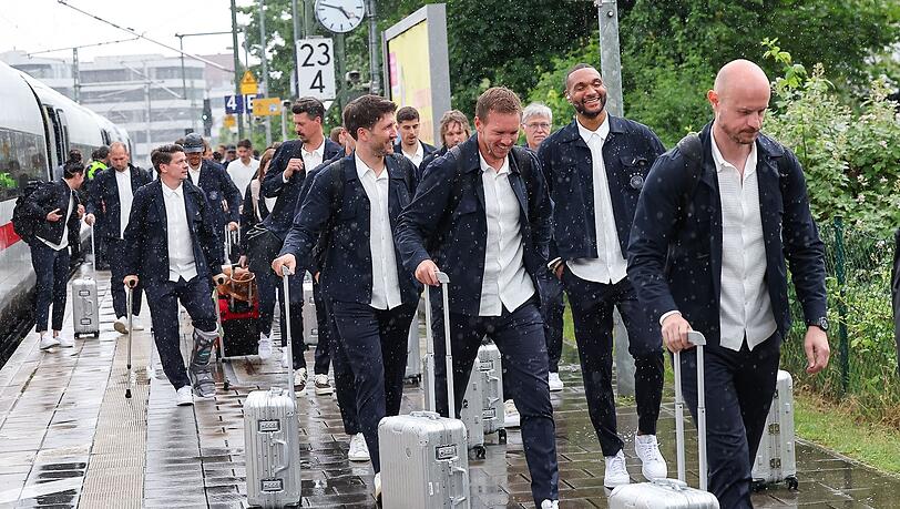 Der Tross der deutschen Nationalmannschaft kommt in Erlangen am Bahnhof an.